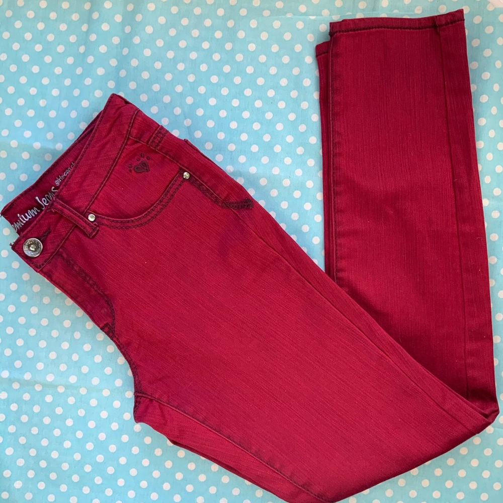 Girls red denim justice jeans with rhinestones.🍄
